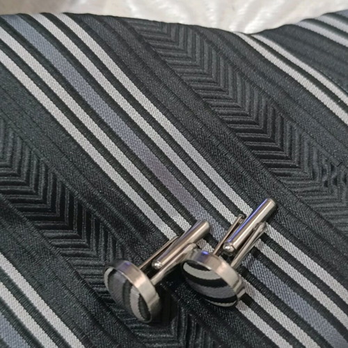 Set of cufflinks, tie and handkerchief like new, 100% silk black