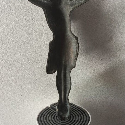 Metal crucifix statue like new