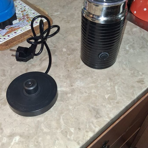 DeLonghi Inissia Nespresso capsule coffee machine with milk frother
