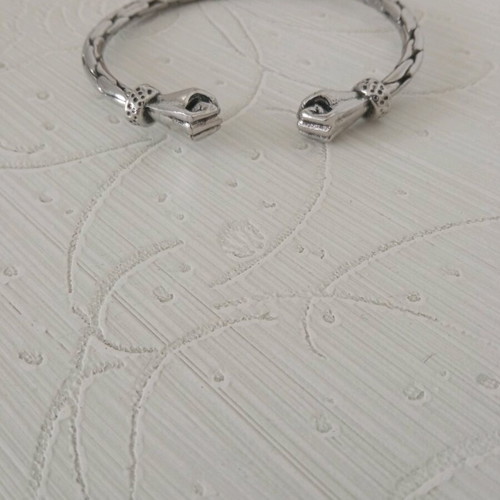 Unisex silver handcuff bracelet like new, openable