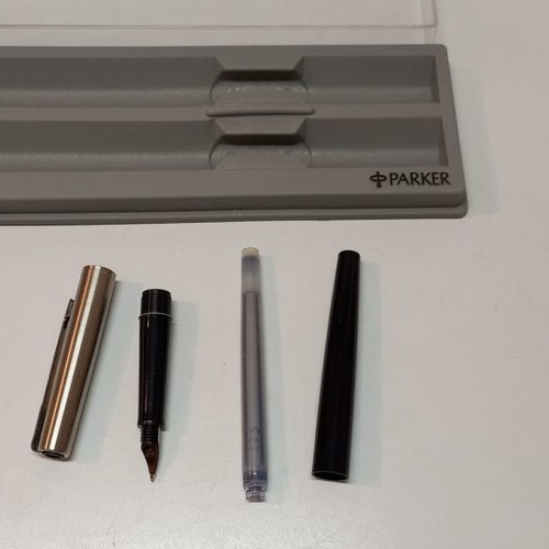 Πένα Parker μαύρο, σε άριστη κατάσταση, χρειάζεται ανταλλακτικό μελάνι