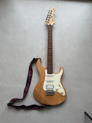 Yamaha Pacifica PAC112V electric guitar like new, yellow natural finish