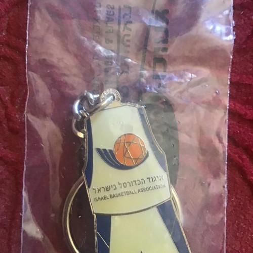 Israel Basketball keychain, white and blue