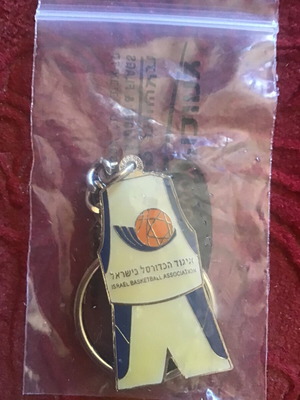 Israel Basketball keychain, white and blue