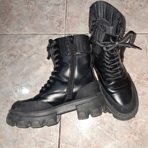 Black boots like new, size 38