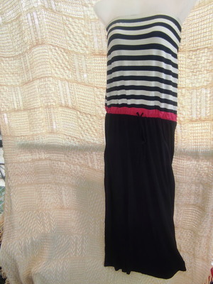 Elastic strapless dress used, striped bust and fuchsia waist with black bottom