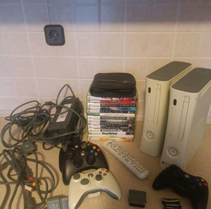 2 XBOX 360 WHITE + 4 CONTROLLER + 1 CONTROL TV XBOX + 24 GAMES