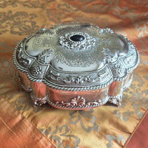 Silver-plated jewelry box oval with embossed designs new