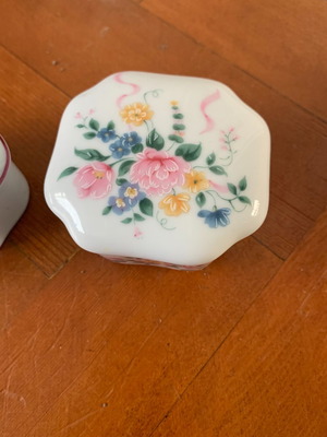 Porcelain jar with lid