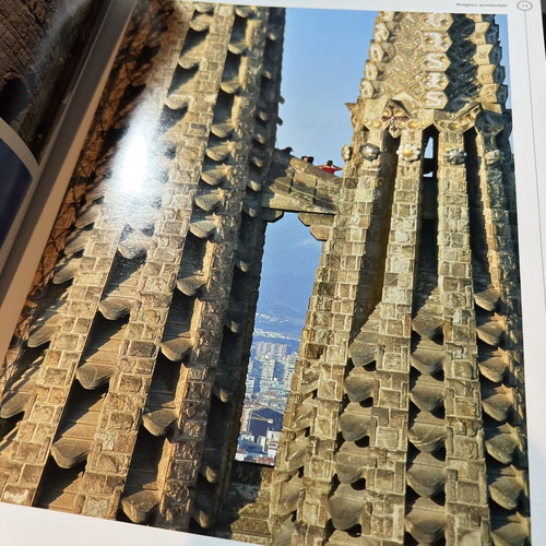 Gaudi book like new, English art album