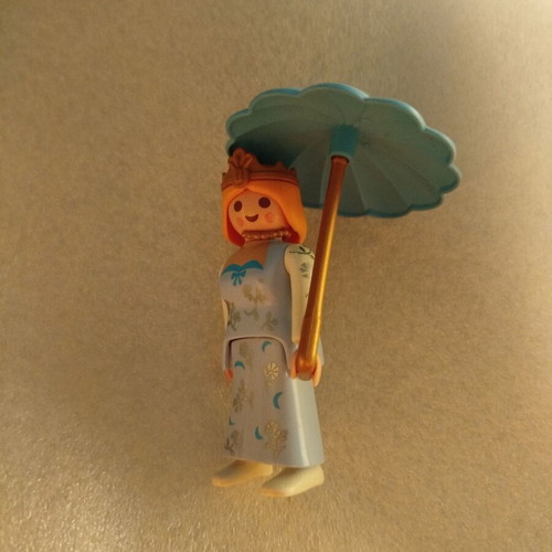 Playmobil queen like new collectible piece