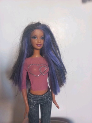 Κούκλα Barbie 2000s σαν καινούργια με full outfit και βαμμένες μωβ τούφες