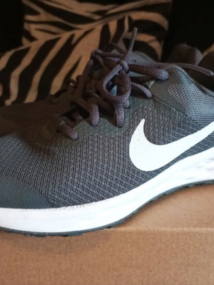Παπούτσια τρεξίματος Nike Revolution 6 σαν καινούργιο, γκρι, νούμερο 38.5