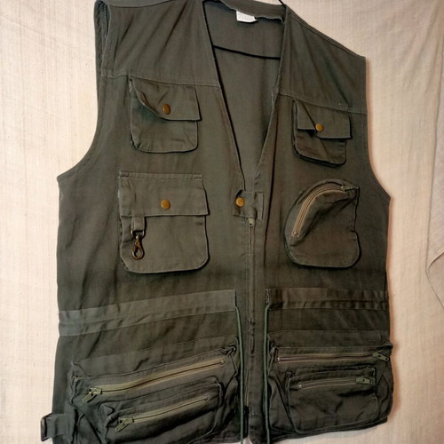Multi-pocket vest like new, size L, olive green
