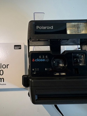 Polaroid 636 Close Up φωτογραφική μηχανή σαν καινούργια με 1 πακέτο φιλμ (8 λήψεις)