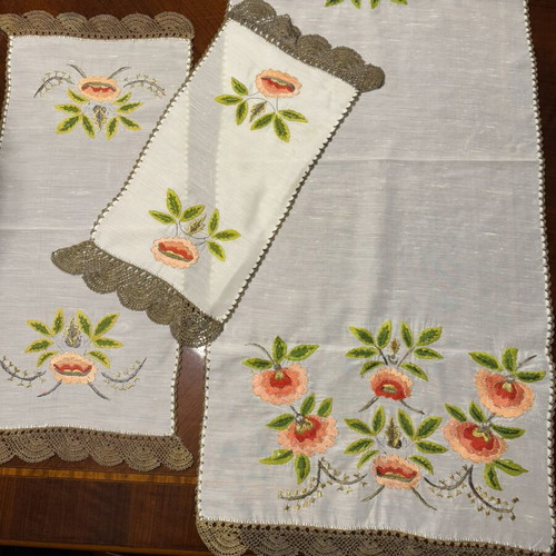 Embroideries new, set of 3 table runners with crocheted fringes