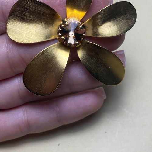 Flower brooch like new, gold color with precious stone