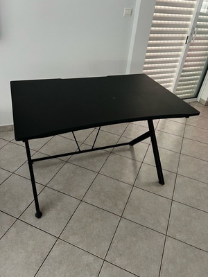 Γραφείο για gaming like new, extra σταθερό για εργασία