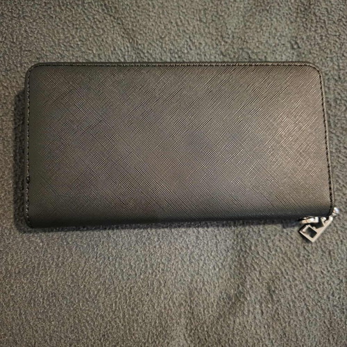 Prada wallet like new, black