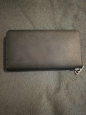 Prada wallet like new, black
