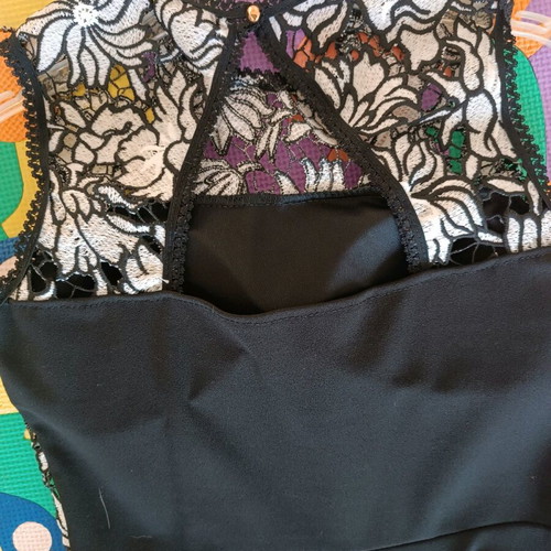 Dress medium size with lace and elasticity like new, black