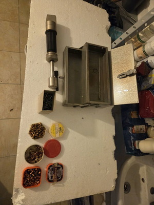 Χειροκίνητο πιστόλι για καρφιά σε σκυρόδεμα μεταχειρισμένο με τρία κουτιά κάψες, ένα Hilti