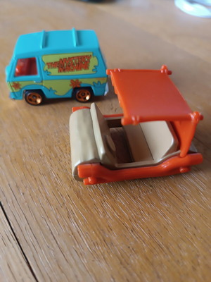 Hot Wheels Scooby Doo Flintstones cars like new