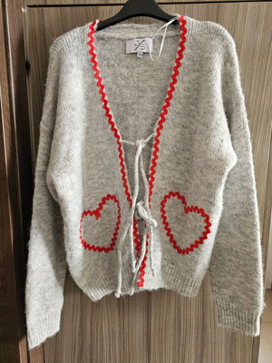 J&S жилетка нова, плетена onesize с V деколте и бродирани детайли