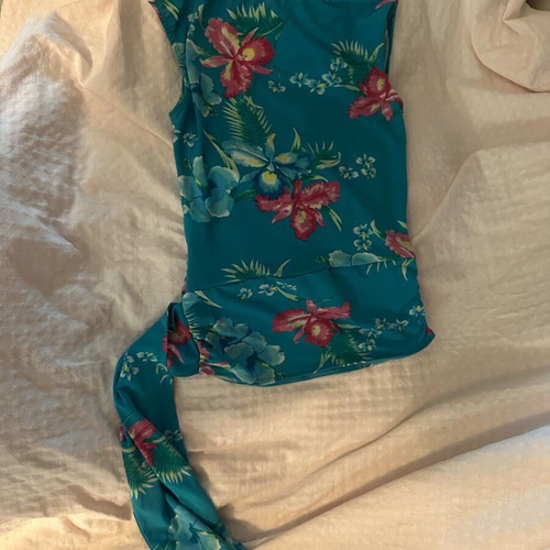 Oasis top like new, size 8, multicolor
