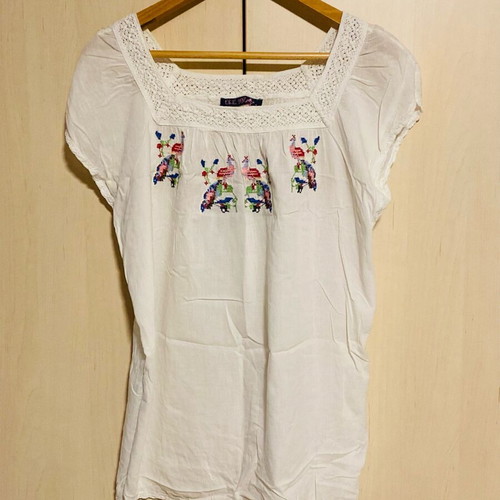 Sfera white cotton blouse with lace and colorful embroidery like new, size M