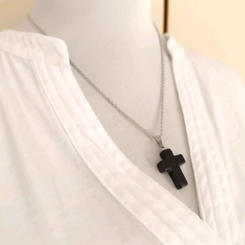 Unisex steel chain with black onyx cross – protection and style