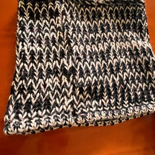 Benetton neck scarf like new, black and white with pink tones