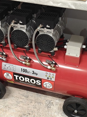 Toros Αεροσυμπιεστής Oilfree 100Lt 3HP σαν καινούργιο, χαμηλού θορύβου brushless κινητήρας