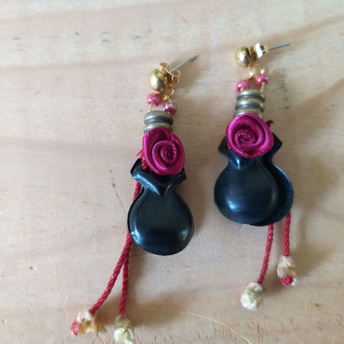 Castanets earrings stud with burgundy red roses