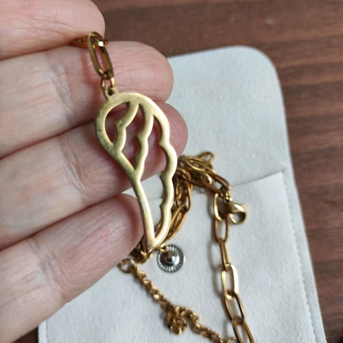 Feather pendant with adjustable shiny chain