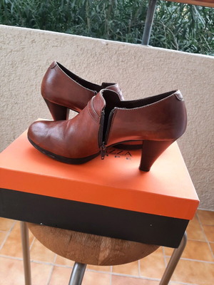 Ragazza leather ankle boots size 39 like new, brown
