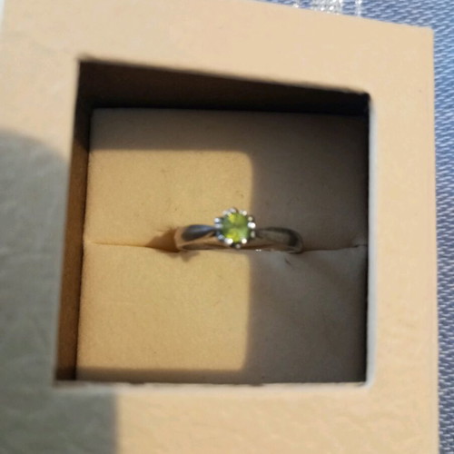 Peridot solitaire ring like new