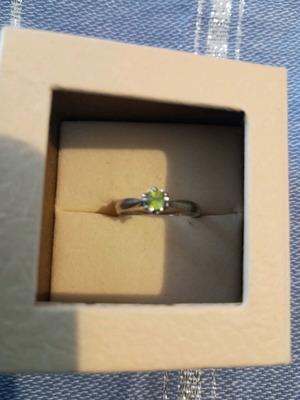 Peridot solitaire ring like new