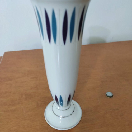 Porcelain vase like new with simple and beautiful design