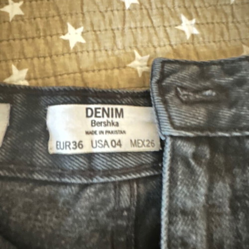 Μαύρο σορτσάκι Bershka μεταχειρισμένο, σχετικά κοντό