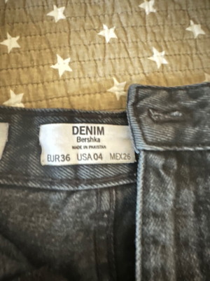 Μαύρο σορτσάκι Bershka μεταχειρισμένο, σχετικά κοντό