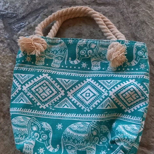 Handbag like new with elephant design turquoise