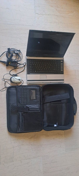Laptop Toshiba και όλα τα υπόλοιπα+πληκτρολόγιο γιατί δεν δουλεύει το touch..Πακέτο..