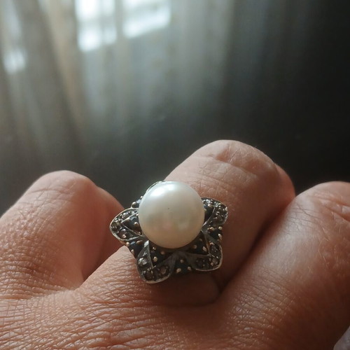 Ring with 14K gold base and 925 silver, diamonds, sapphires, large pearl, like new, 17 mm