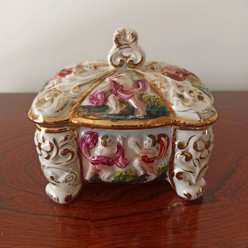 Capodimonte jewelry box used, porcelain with cherubs