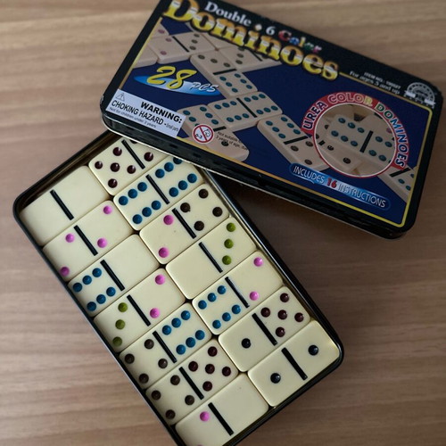Domino Double 6 Color set like new with 28 urea tiles