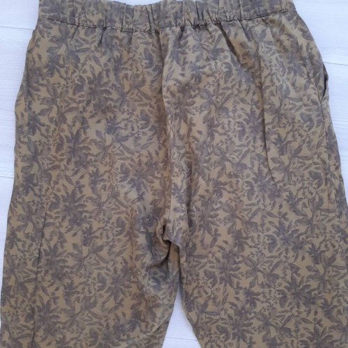 Sisley cotton pants 3/4, fine like silk, green floral