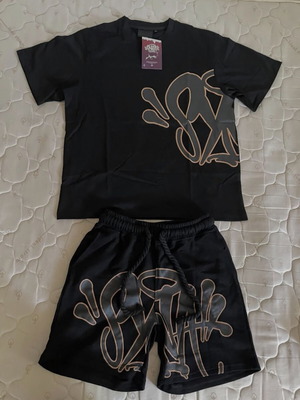 Syna World μαύρο καλοκαιρινό σετ με μοντέρνο streetwear σχέδιο
