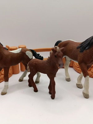 Schleich horse figures set of 3 like new