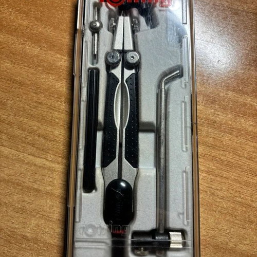 Compass set like new with adjustable tip